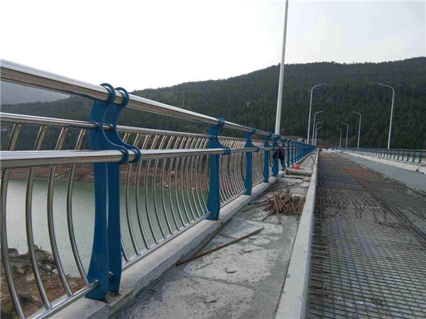 九江不锈钢桥梁护栏的特点及其在桥梁安全中的重要作用