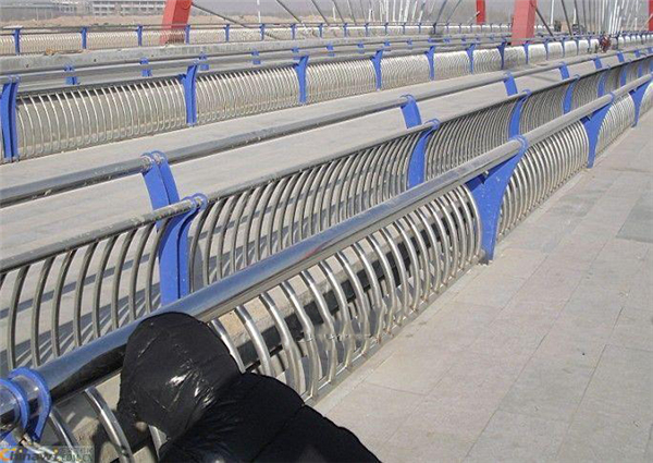 九江不锈钢复合管护栏一种安全而耐用的防护解决方案