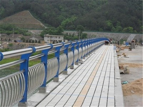 九江不锈钢桥梁护栏的特性及其在现代建筑中的应用